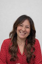 vittoria frappola Vittoria frappola responsabile viaggi di gruppo ripetta viaggi con sorriso caldo con blouse rossa