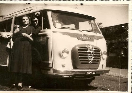 bus vecchio vecchio Autobus gran turismo per gite organizzate in Campania