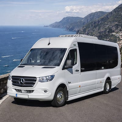 minibus minibus mercedes 519 gran turismo per gite organizzate in Campania su sfondo costiera amalfitana