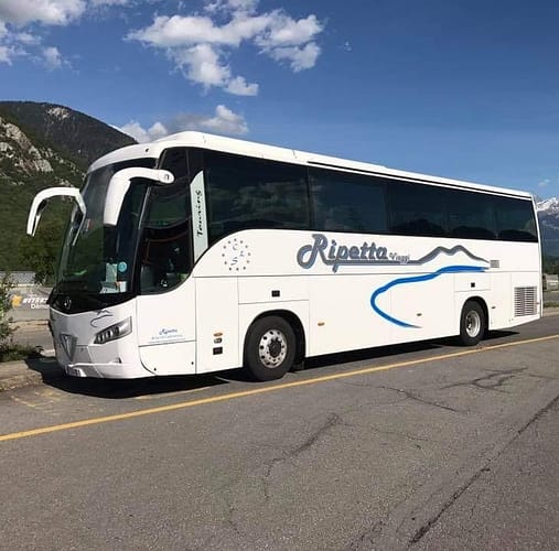 noge Autobus gran turismo noge touring hdh per gite organizzate in Campania con sfondo di montagna