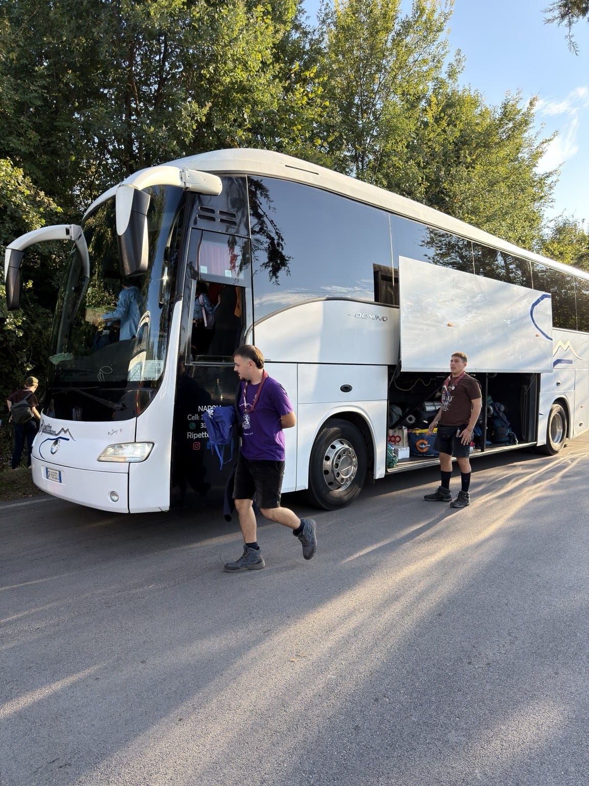 Autobus Gran Turismo Ripetta Viaggi durante il carico di zaini e attrezzature per un gruppo scout a Napoli